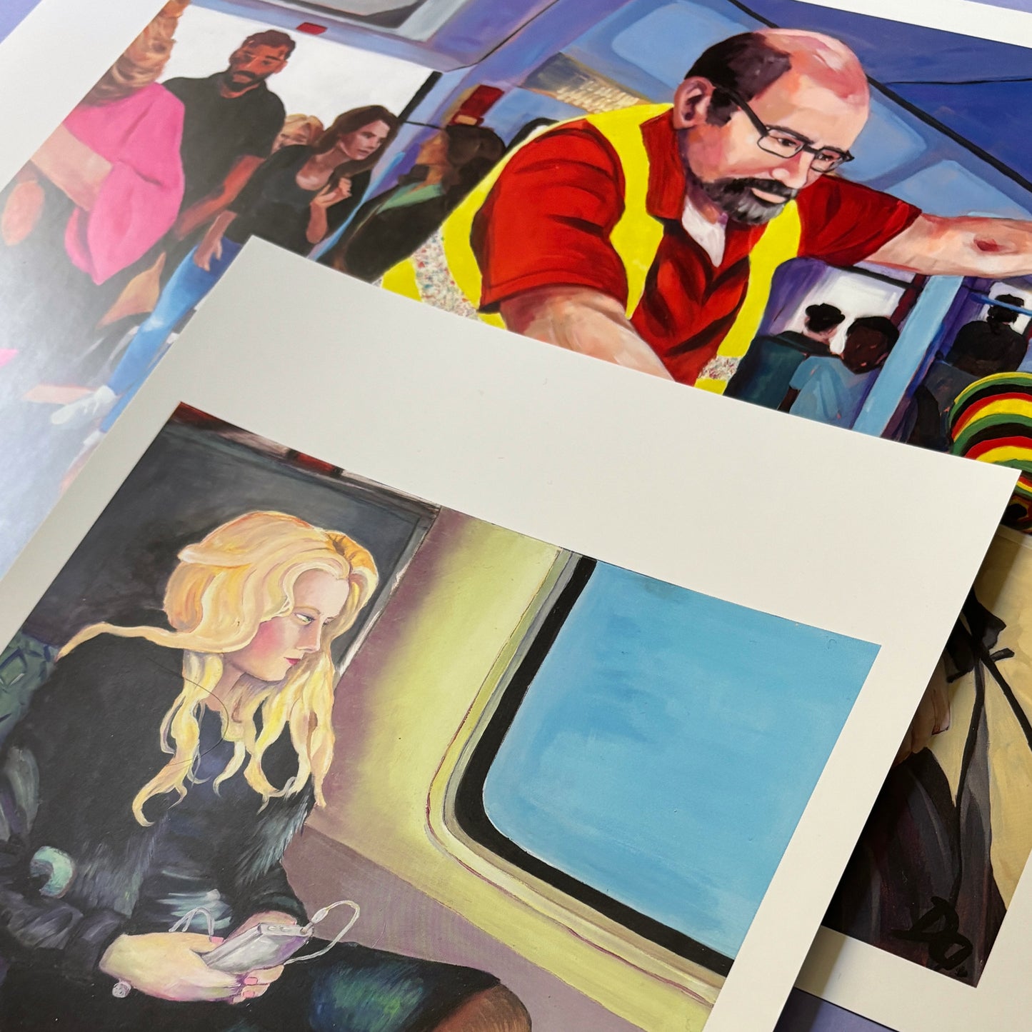 Kunstdruck A4 im Vergleich zu einem A3 Format. Blonde junge Frau in der Berliner U-Bahn als expressionistischer Kunstdruck.