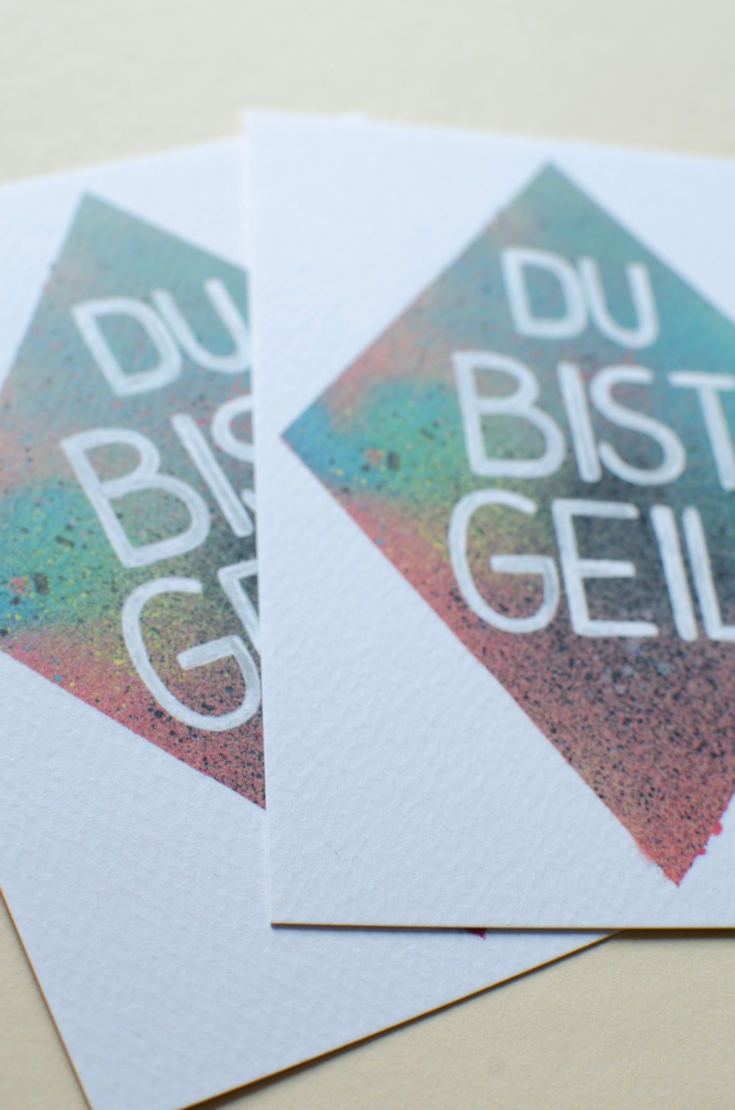 Kunstpostkarte, mit Aufschrift - Du bist geil! - bunter Hintergrund