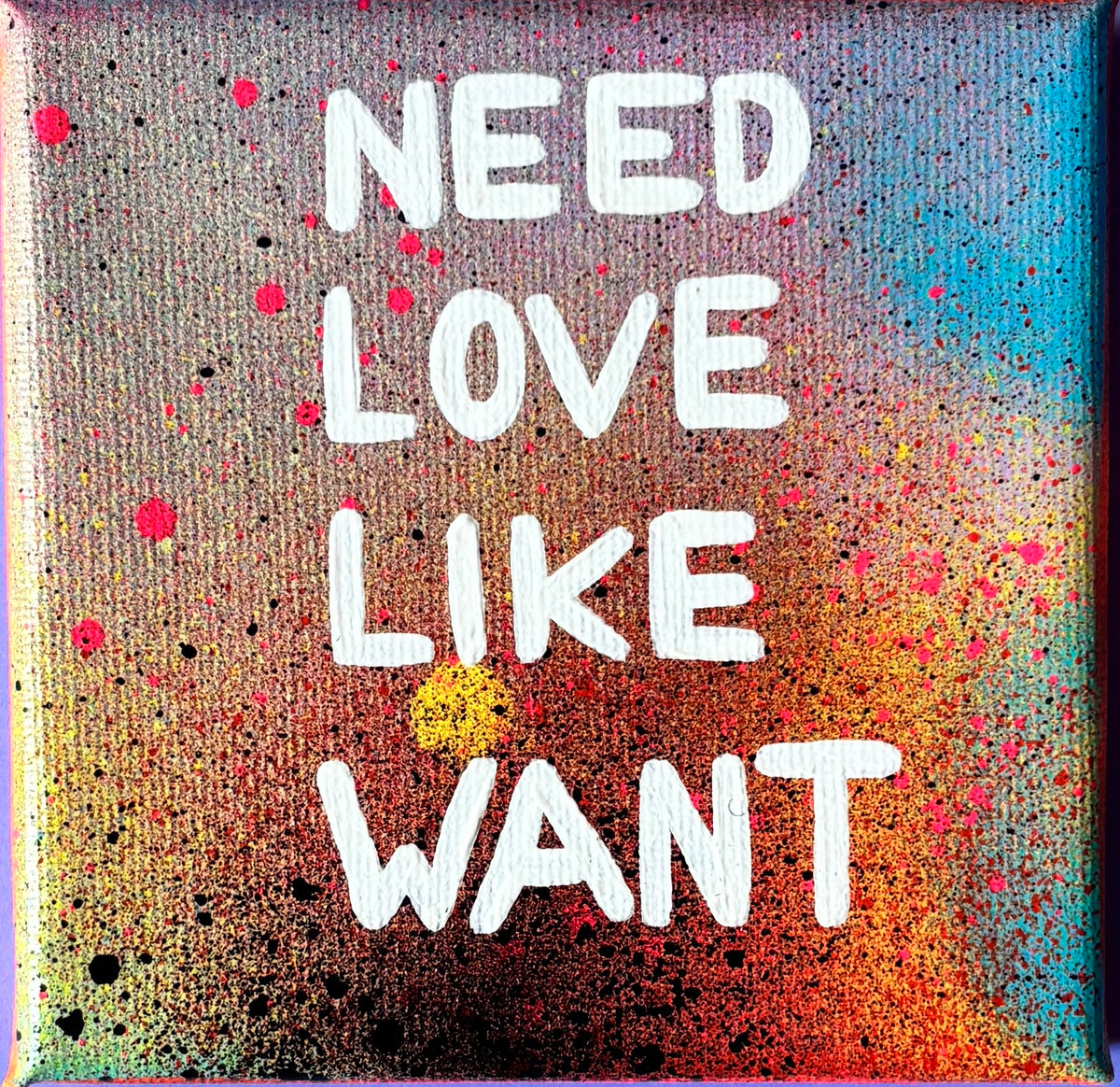 Bunt gesprühtes Kunstwerk mit weißem Schriftzug „Need Love Like Want“. Im ganzen zu sehen.