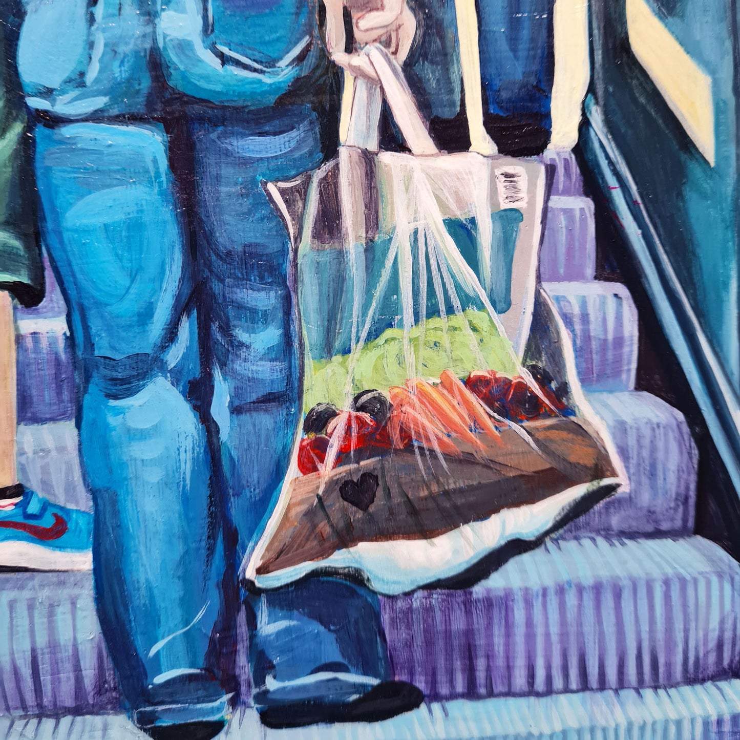 Auf der Rolltreppe – Acrylmalerei auf Holzpanel - Nahaufname Einkaufstüte