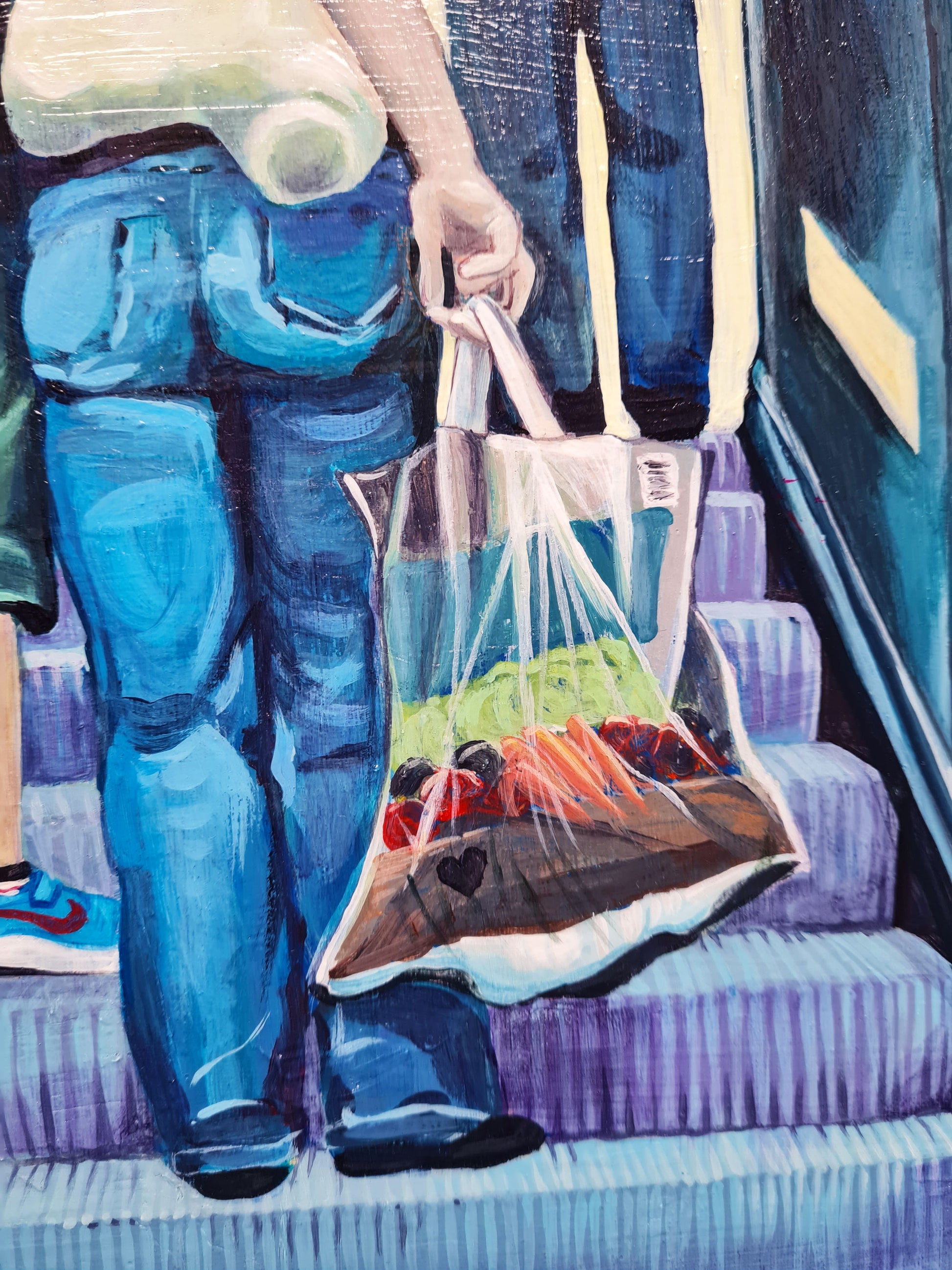 Auf der Rolltreppe – Acrylmalerei auf Holzpanel - Nahmaufnahme EInkaufstüte zwei