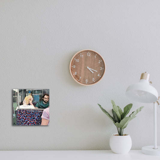 Kunstwerk Mockup; Kunstwerk hngt an der Wand, Motive eine Frau in der U-Bahn mit einem Fischgrätenzopf.