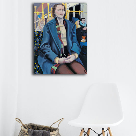 Kunstwerk Mockup Bild. Kunstwerk hängt an der Wand. Eine Frau sitzt in der Bahn und im Hintergrund sitzte eine andere Frau, die aussieht wie Sailor Moon.