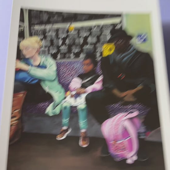 Video: Kunstdruck A4 einer Berliner U-Bahn Szene aus dem Originalgemälde „Der Pinke Glitzer Rucksack“.
