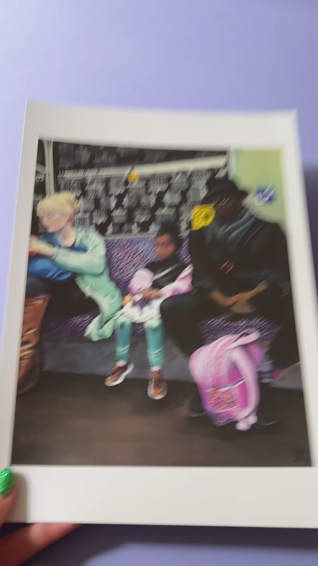 Video: Kunstdruck A4 einer Berliner U-Bahn Szene aus dem Originalgemälde „Der Pinke Glitzer Rucksack“.
