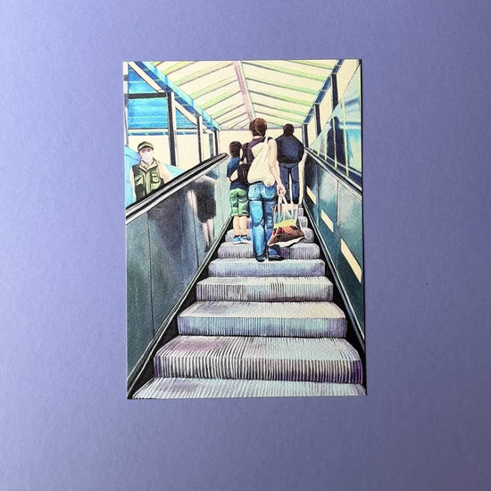 Menschen auf einer Rolltreppe in Berlin als Kunstdruck. Rolltreppe an der Hermannstt, S-Bahnhof. Video